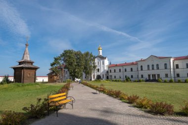 Rostov Veliky, Yaroslavl bölgesi, Rusya. - 08 / 23 / 2020: Varnitsky Trinity-Sergius Manastırı bir yaz gününde. 