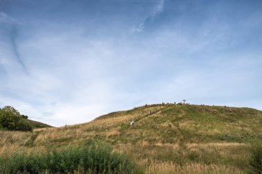 Pereslavsky bölgesi, Yaroslavl bölgesi, Rusya. - 08 / 23 / 2020: Aleksandrov Dağı 'nın bir yaz günü Pleshcheyevo Gölü' nde Ortodoks haçı ile manzarası. 