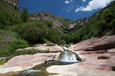 İspanya'da bir dağ nehri üzerinde küçük şelale