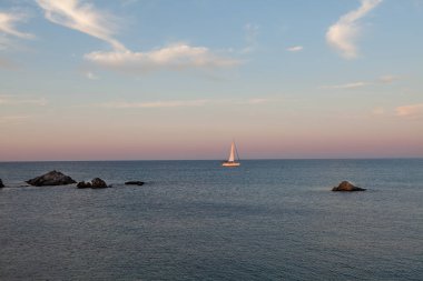 Gün doğumu sırasında Costa Brava koyunda küçük tekne