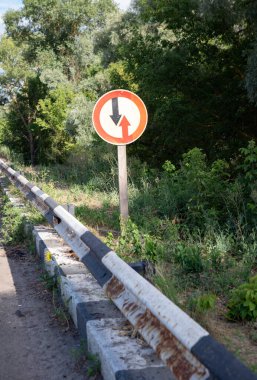 Eski bir kırsal yolda yol işaretleri