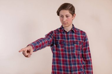 Yakışıklı genç adam parmağını uzatıyor.