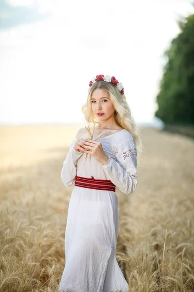 Mulher Branca Nova Com Cabelo Loiro Longo Vestiu Vestido Branco — Fotografia de Stock