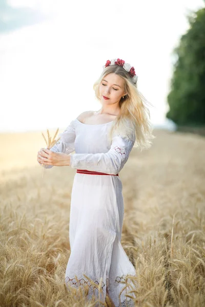 Jeune Femme Blanche Aux Longs Cheveux Blonds Habillée Une Robe — Photo