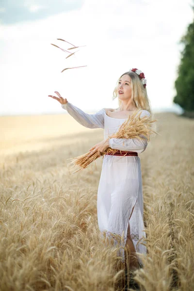 Молода Біла Жінка Довгим Світлим Волоссям Одягнена Білу Сукню Пшеничному — стокове фото