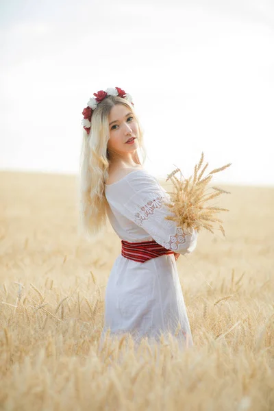 Mulher Branca Nova Com Cabelo Loiro Longo Vestiu Vestido Branco — Fotografia de Stock