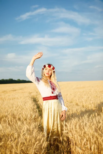 Молода Біла Жінка Довгим Світлим Волоссям Одягнена Білу Сукню Пшеничному — стокове фото