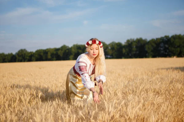 Junge Weiße Frau Mit Langen Blonden Haaren Trägt Ein Weißes — Stockfoto