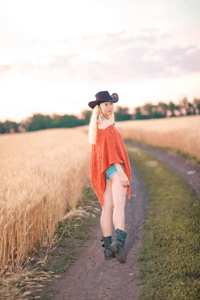 Ung Kvinna Klädd Poncho Och Svart Hatt Ett Vetefält — Stockfoto