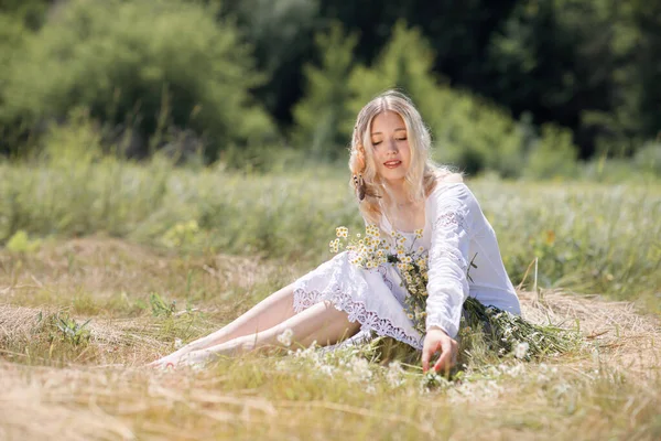 Junge Weiße Frau Mit Blonden Haaren Einem Weißen Kleid Sommer — Stockfoto