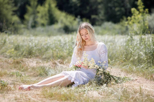 Młoda Biała Kobieta Blond Włosami Ubrana Białą Sukienkę Latem Polu — Zdjęcie stockowe