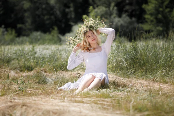 Jeune Femme Blanche Aux Cheveux Blonds Vêtue Une Robe Blanche — Photo