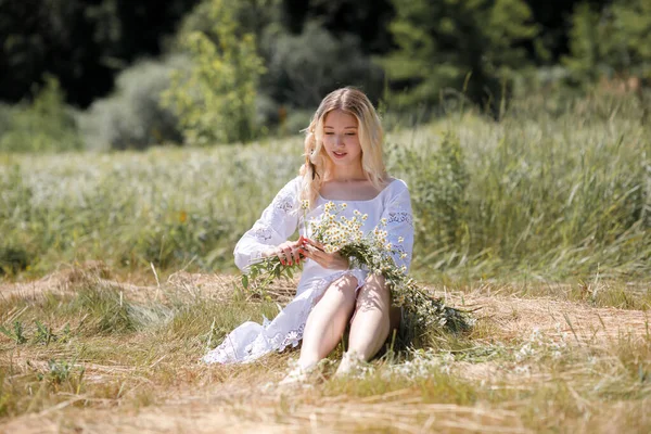 Junge Weiße Frau Mit Blonden Haaren Einem Weißen Kleid Sommer — Stockfoto