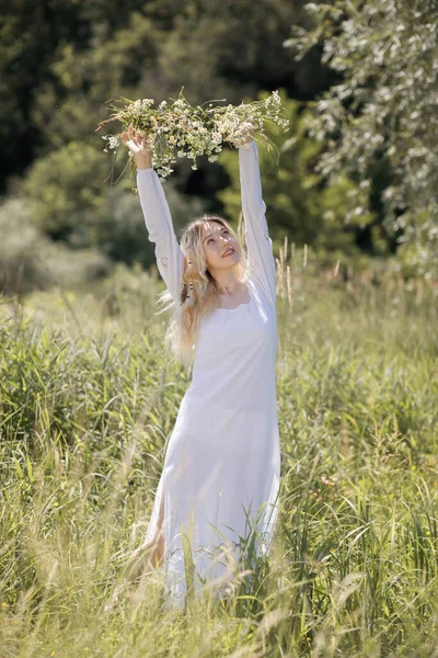 Junge Weiße Frau Mit Blonden Haaren Einem Weißen Kleid Sommer — Stockfoto