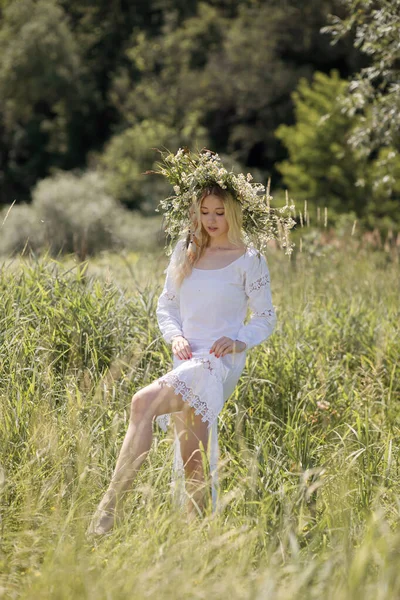 Junge Weiße Frau Mit Blonden Haaren Einem Weißen Kleid Sommer — Stockfoto