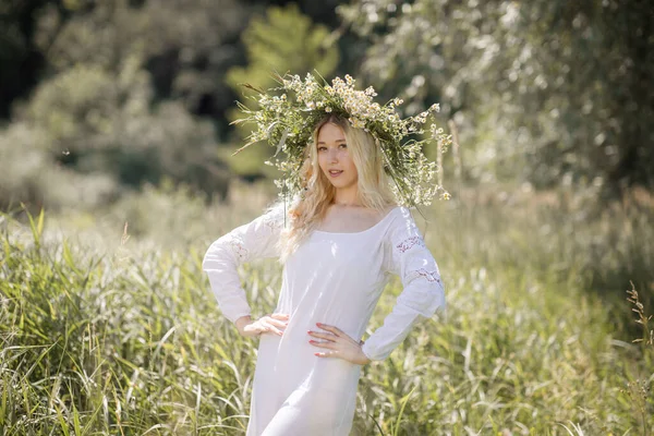 Junge Weiße Frau Mit Blonden Haaren Einem Weißen Kleid Sommer — Stockfoto