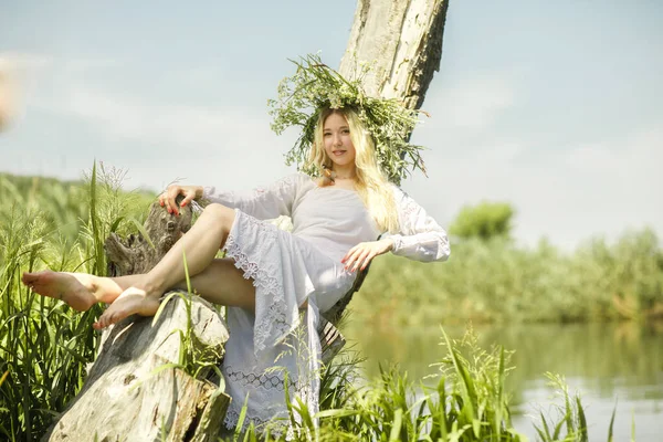 Junge Weiße Frau Mit Langen Blonden Haaren Neben Einem Fluss — Stockfoto