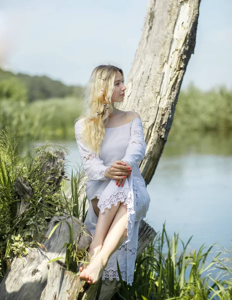 Junge Weiße Frau Mit Langen Blonden Haaren Neben Einem Fluss — Stockfoto