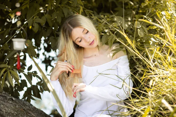 Jeune Femme Blanche Avec Longs Cheveux Blonds Près Une Rivière — Photo