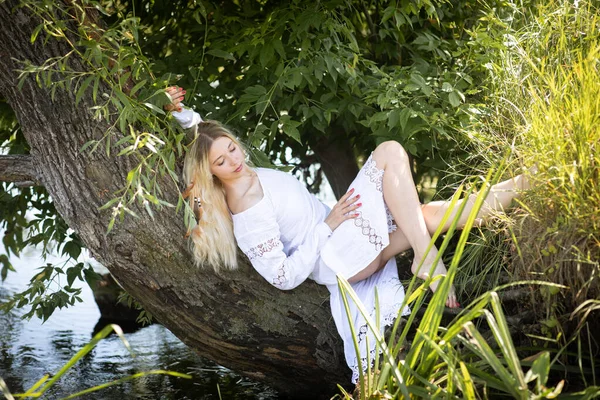 Junge Weiße Frau Mit Langen Blonden Haaren Neben Einem Fluss — Stockfoto