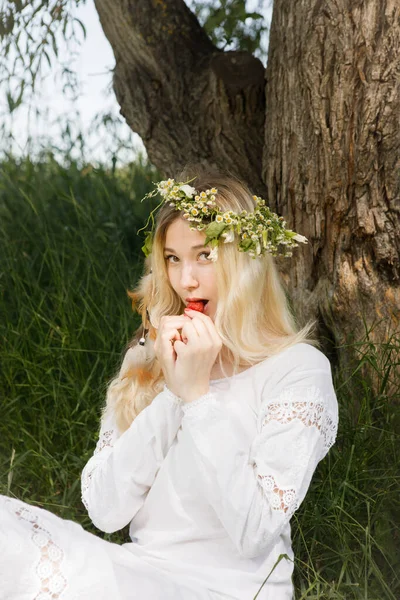 Junge Weiße Frau Mit Langen Blonden Haaren Weißen Kleid Auf — Stockfoto