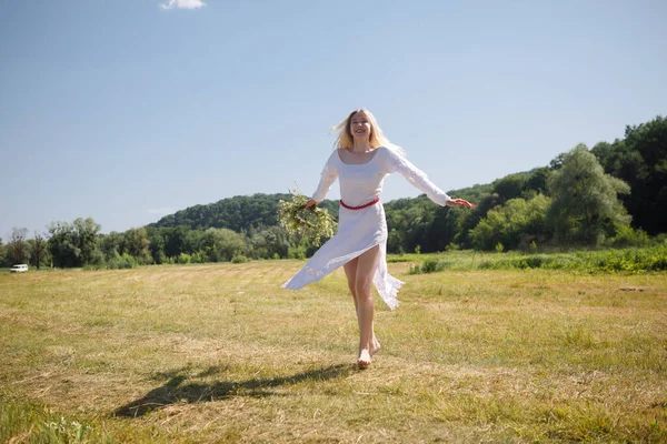 Mulher Branca Nova Com Cabelo Loiro Longo Vestido Com Vestido — Fotografia de Stock