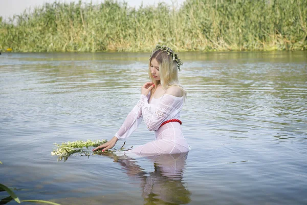 Mulher Branca Nova Com Cabelo Loiro Longo Rio Uma Floresta — Fotografia de Stock