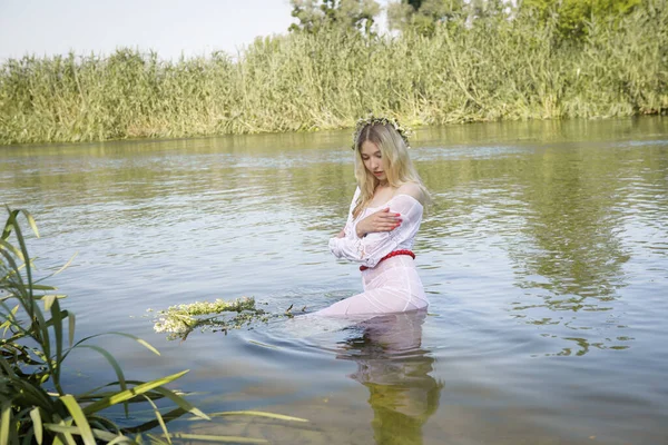 Νεαρή Λευκή Γυναίκα Μακριά Ξανθά Μαλλιά Ένα Ποτάμι Στο Δάσος Φωτογραφία Αρχείου