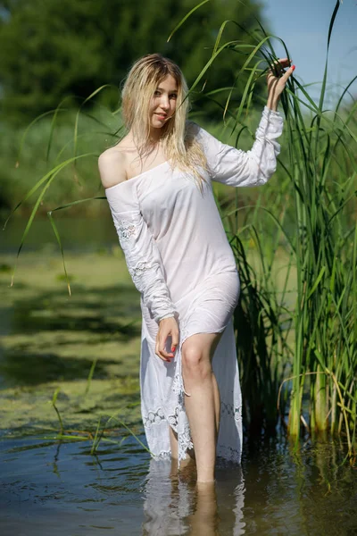 Νεαρή Λευκή Γυναίκα Μακριά Ξανθά Μαλλιά Ένα Ποτάμι Στο Δάσος Εικόνα Αρχείου