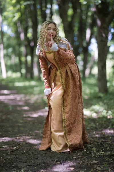 Νεαρή Γυναίκα Άσπρα Σγουρά Μαλλιά Ντυμένη Μεσαιωνικό Φόρεμα Ανάμεσα Στα Εικόνα Αρχείου