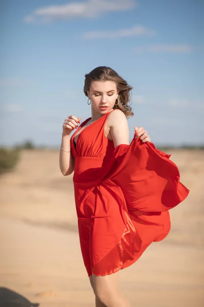 Frau Roten Kleid Windigen Strand Oder Der Wüste — Stockfoto