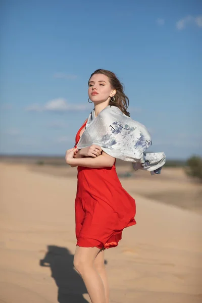 Frau Roten Kleid Windigen Strand Oder Der Wüste — Stockfoto