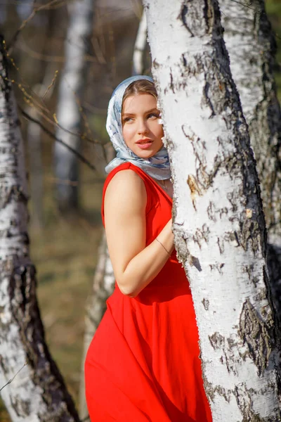 Jovem Mulher Vestido Vermelho Encostado Árvore — Fotografia de Stock