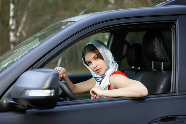 在车里的年轻女人 — 图库照片