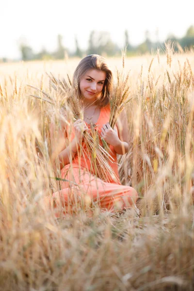Молода Жінка Помаранчевій Сукні Пшеничному Полі Шипами — стокове фото