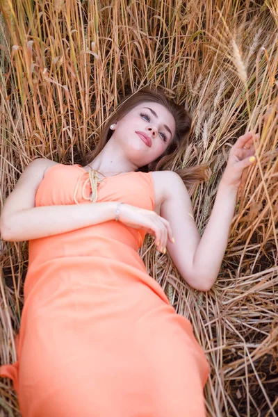 Jovem Mulher Vestindo Vestido Laranja Uma Classificação Campo Trigo Com — Fotografia de Stock