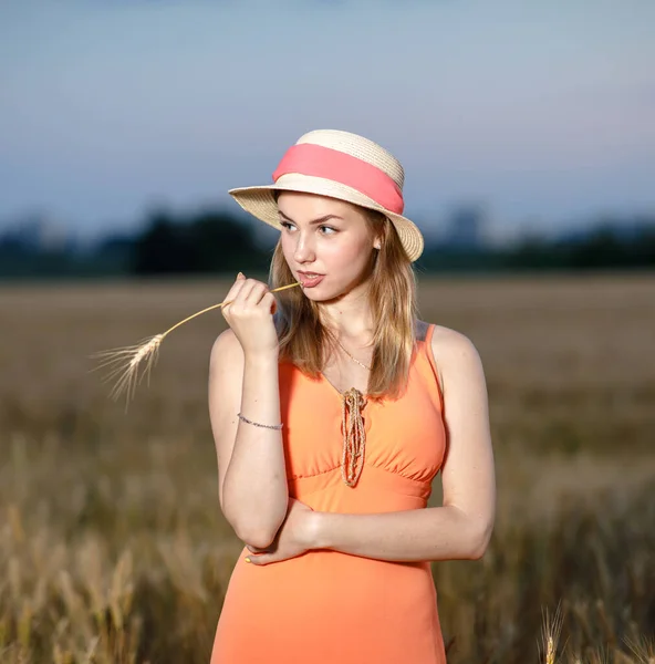 Jeune Femme Européenne Portant Une Robe Orange Sur Terrain Soir — Photo