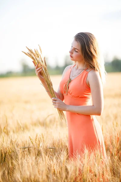 Молода Жінка Помаранчевій Сукні Пшеничному Полі Шипами — стокове фото