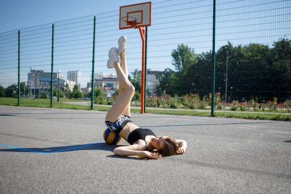 Mladá Sportovní Žena Dlouhými Vlasy Venku Ležící Hřišti Míčem — Stock fotografie