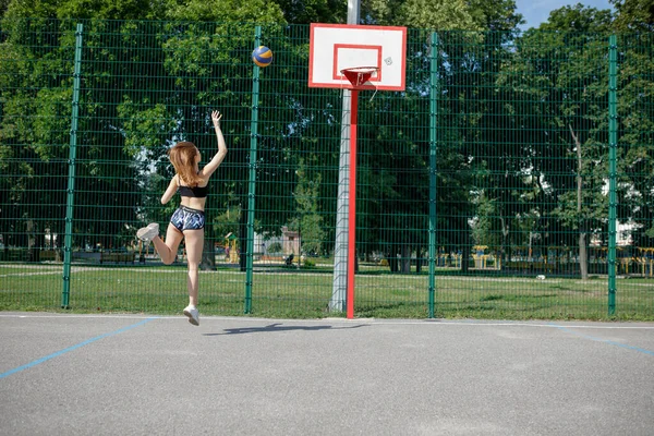 Mujer Joven Con Pelo Largo Juega Baloncesto Fuera — Foto de Stock