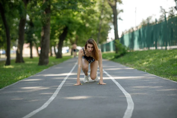 Mladá Žena Dlouhými Vlasy Připravena Běhu — Stock fotografie