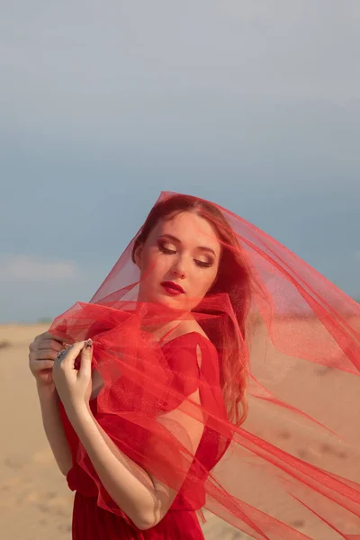 Junge Schöne Frau Einem Roten Kleid Tanzt Einer Wüste — Stockfoto
