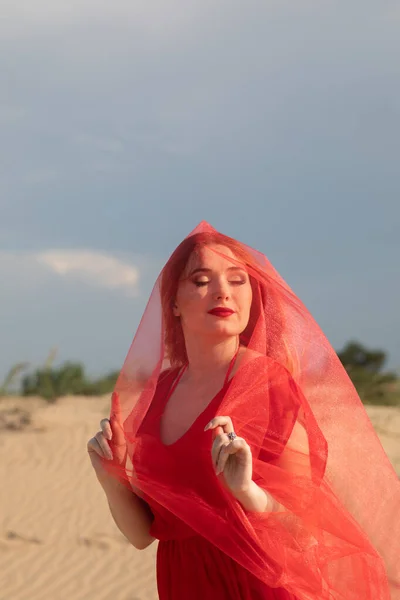Jovem Mulher Bonita Vestida Vestido Vermelho Está Dançando Deserto — Fotografia de Stock