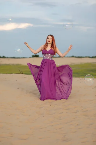 Jovem Mulher Bonita Vestida Vestido Vermelho Está Dançando Deserto — Fotografia de Stock