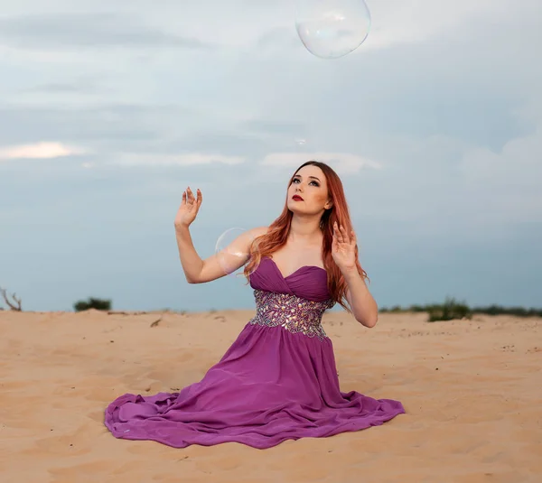 Jovem Mulher Belo Vestido Rosa Deserto Sentado — Fotografia de Stock