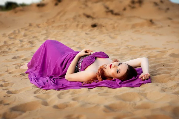 Junge Frau Einem Schönen Rosa Kleid Einer Wüste Sand Liegend — Stockfoto