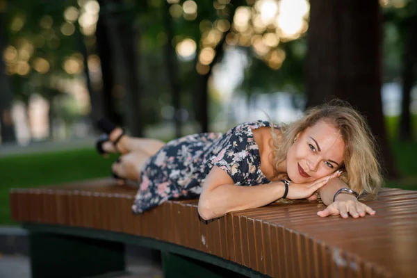 Schöne Junge Frau Mit Blonden Locken Kleid Und Brille Einem — Stockfoto