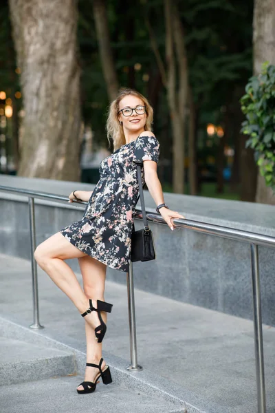 Schöne Junge Frau Mit Blonden Lockigen Haaren Trägt Kleid Und — Stockfoto