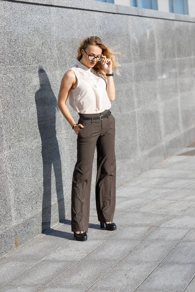 Schöne Junge Geschäftsfrau Mit Blonden Lockigen Haaren Trägt Anzug Und — Stockfoto