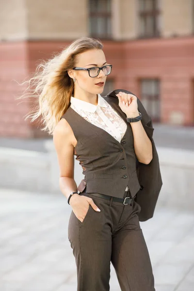 Hermosa Joven Mujer Negocios Con Pelo Rubio Rizado Con Traje — Foto de Stock